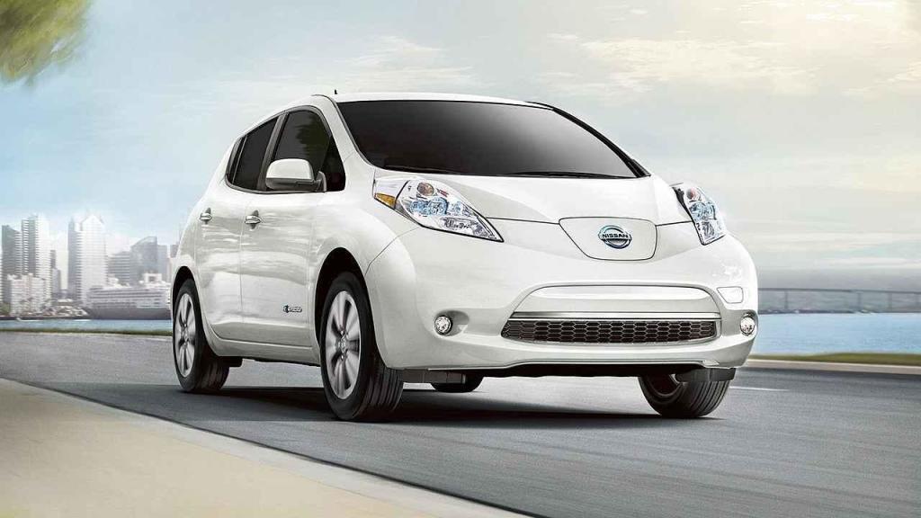 Nissan Leaf patří k menším autům, přesto stojí téměř tři čtvrtě milionu korun