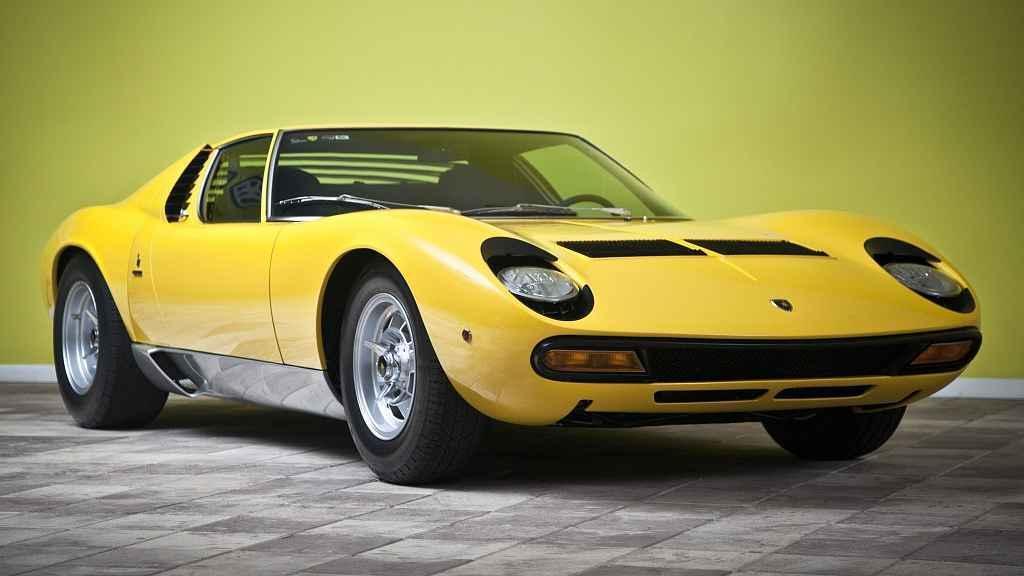 Lamborghini Miura byla vysněným autem tvůrce Ferruccia Lamborghiniho. Její výroba však byla ukončena kvůli katalyzátorům, které se do ní nevešly.