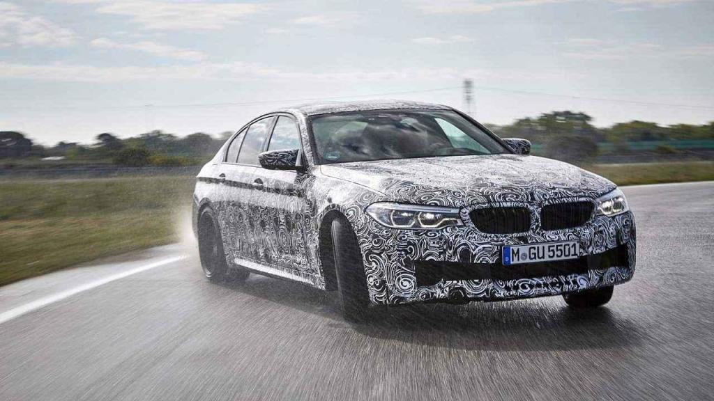 Prozatím maskované BMW M5.