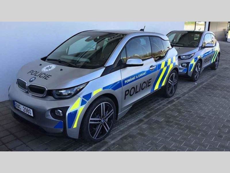 Elektromobily BMW i3 v policejních barvách.