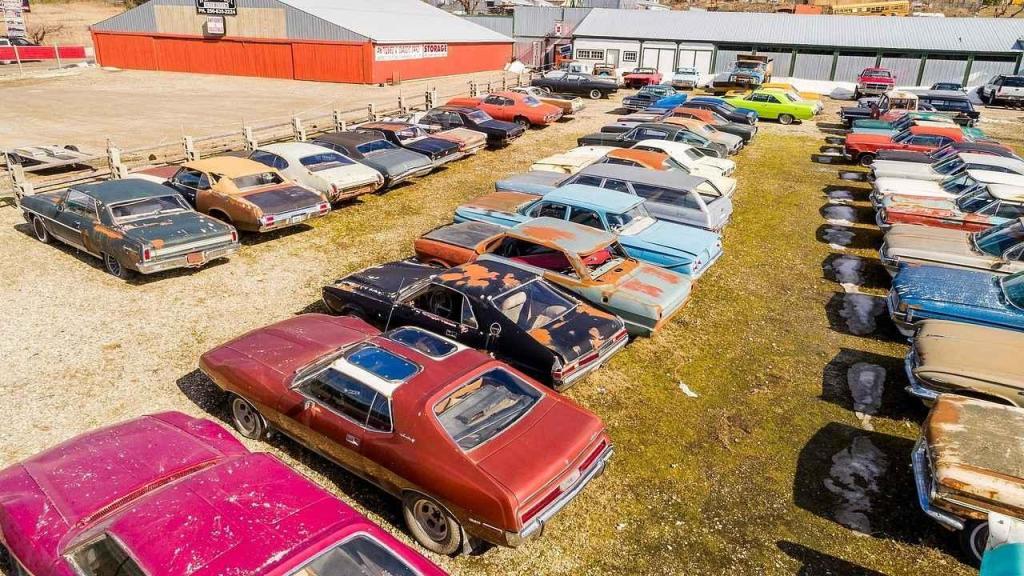 Rozlehlý pozemek s přibližně 340 auty je nyní na prodej.