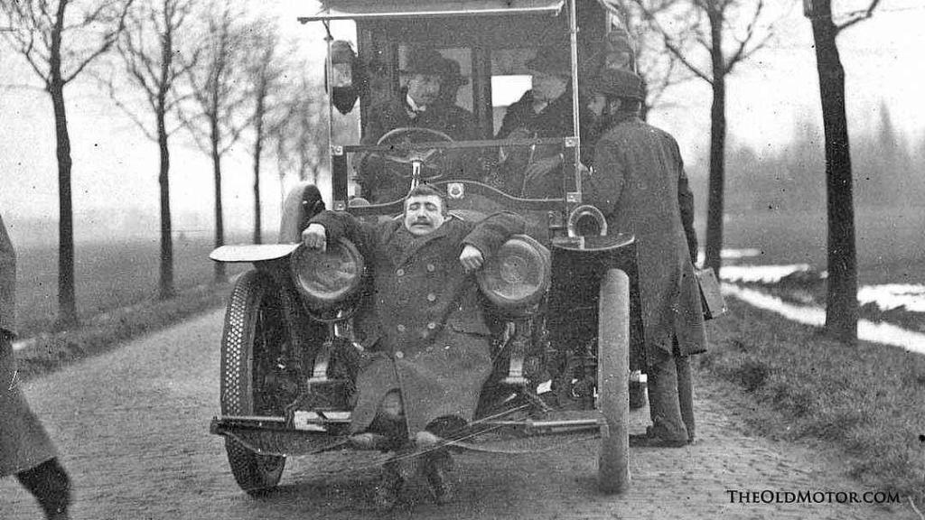 Jeden z vynálezů na ochranu chodců v raných dobách motorismu.