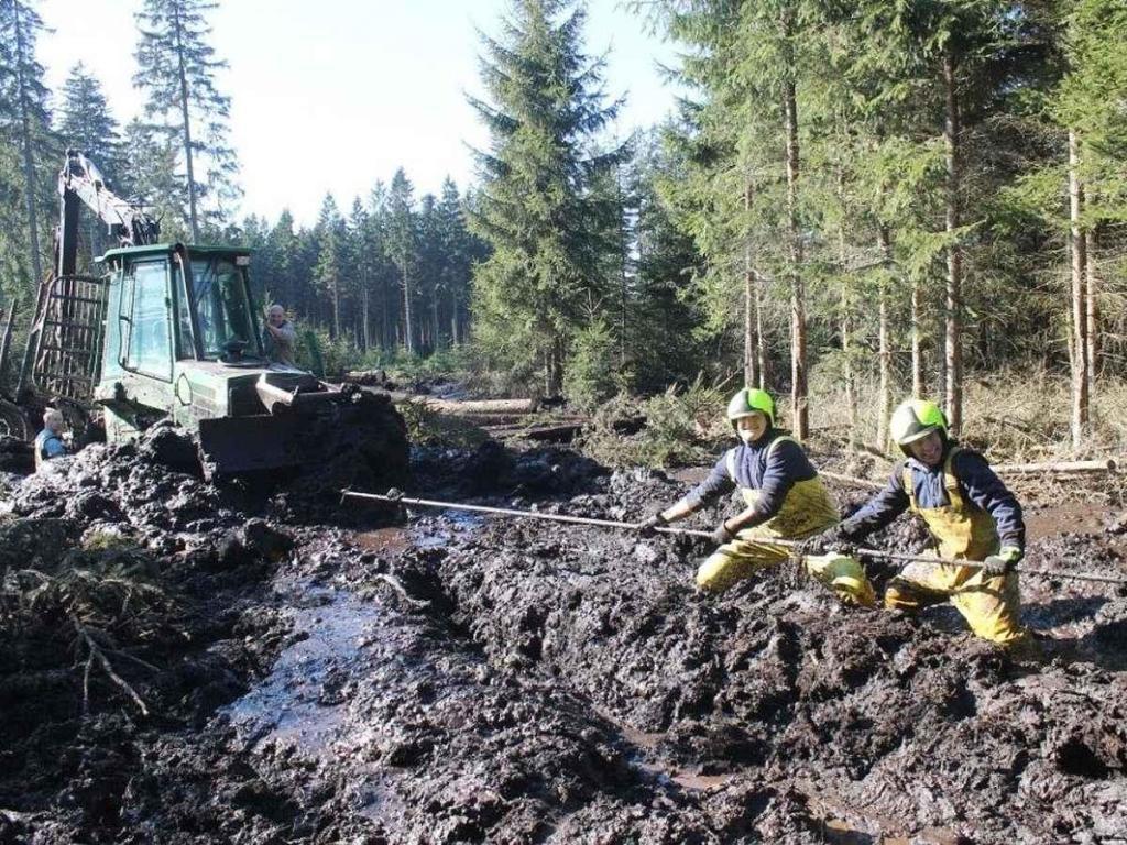 Dva dny tahali hasiči z rašeliny lesní stroje