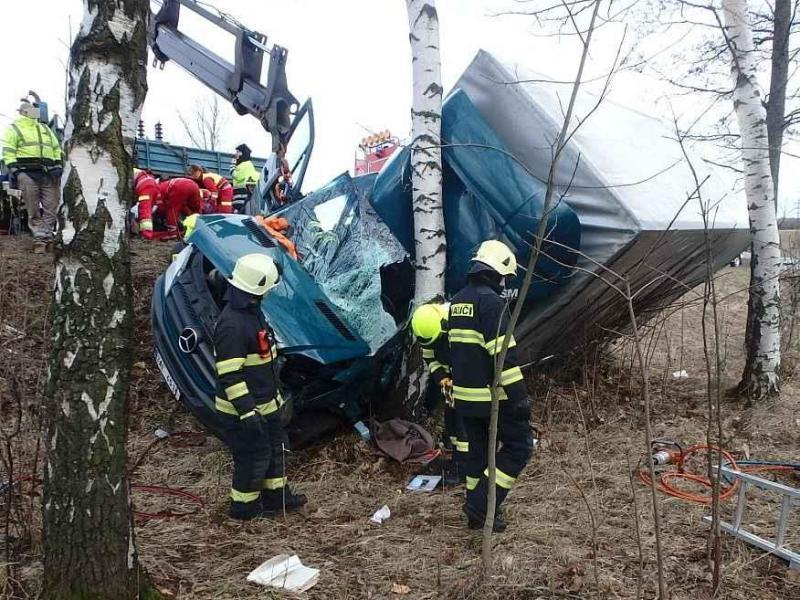 Vítr odhodil náklaďák na strom, pro řidiče letěl vrtulník