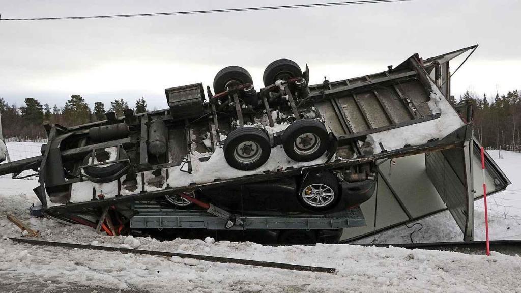 Převrácený přívěs vezoucí nové Porsche.