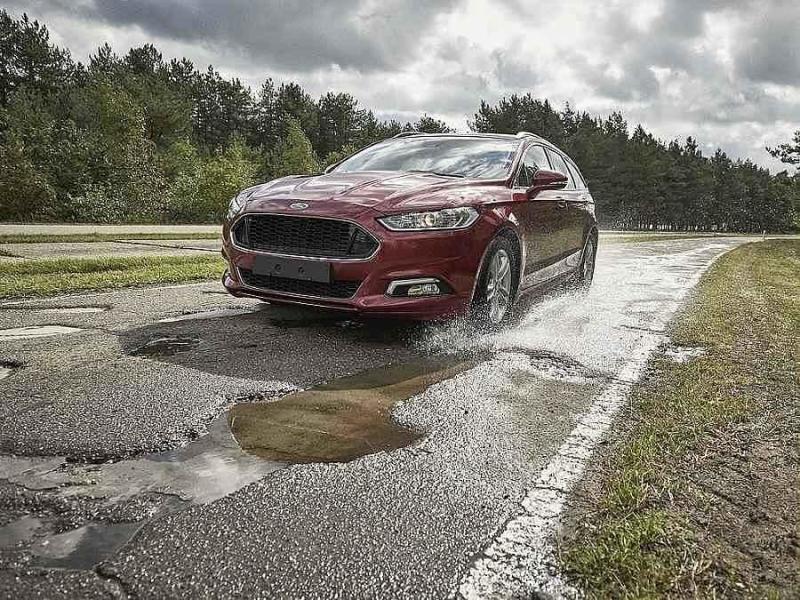 Ford Mondeo na zkušebním polygonu v Lommelu.