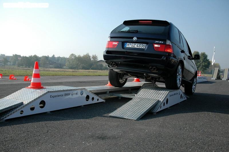 Křížení náprav s mohutným BMW X5.