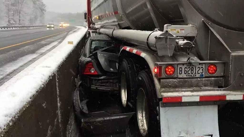 Honda Civic po nehodě skončila pod cisternou. Řidič přežil.