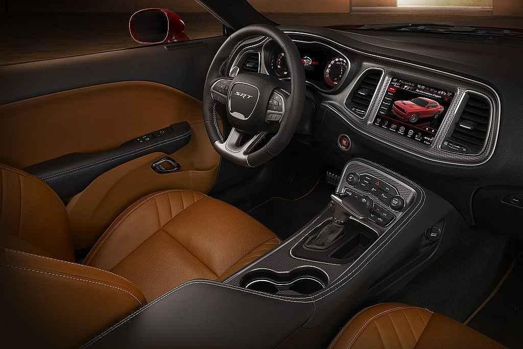 Dodge Challenger SRT Hellcat.