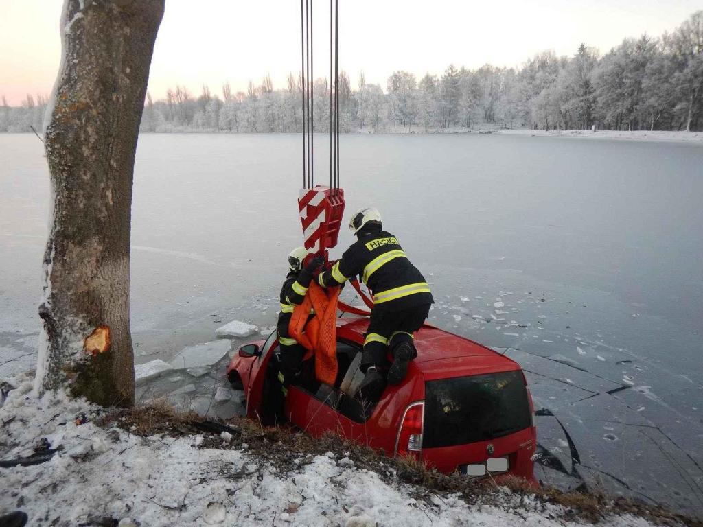 Hasiči vytahují automobil, který skončil v rybníku v Jistebnici.