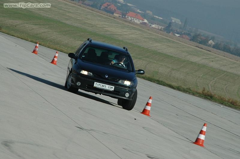 Než se pustíte do slalomu, nezapomeňte si všechno v autě někam připenvit, nebo zavřít.