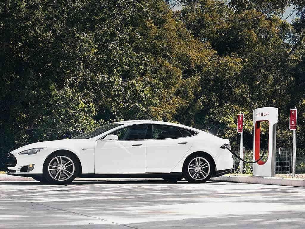 Rychlá nabíječka od automobilky Tesla.