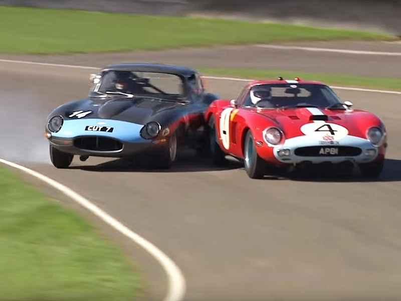 Jaguar E-Type a Ferrari 250 GTO na setkání Goodwood Revival.