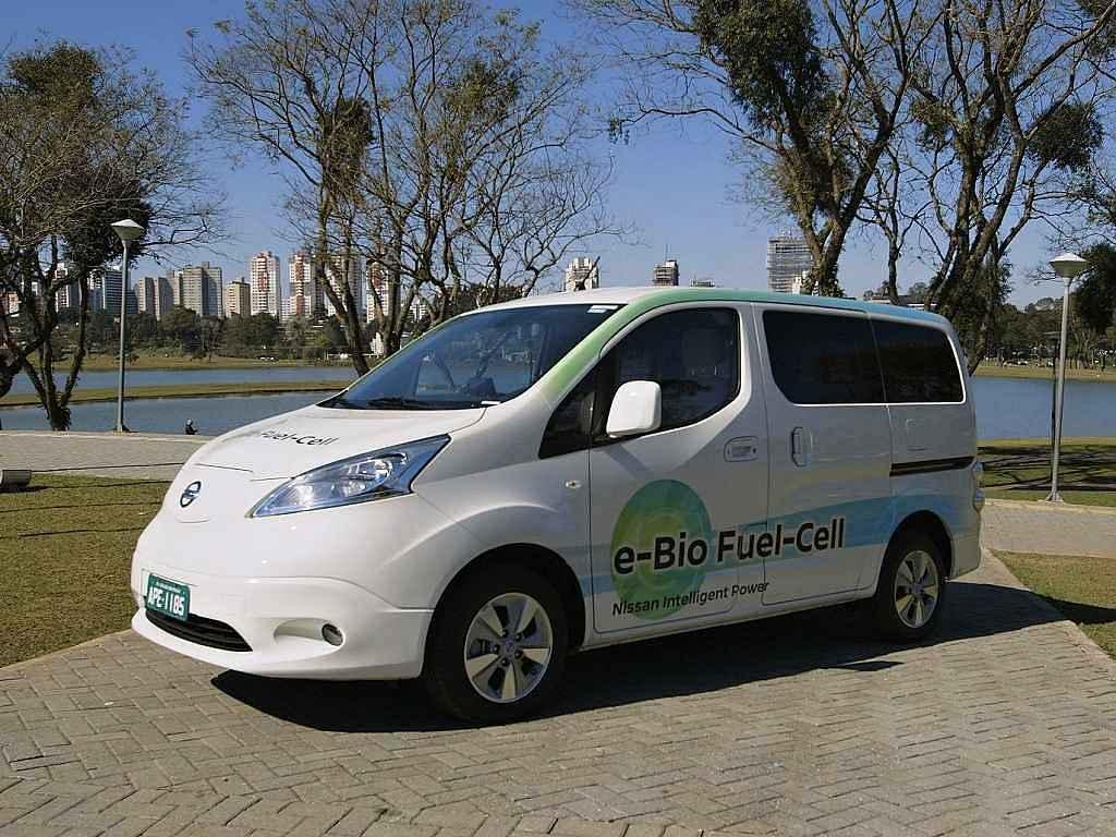 Nissan představil prototyp elektromobilu poháněného palivovým článkem na bioetanol.