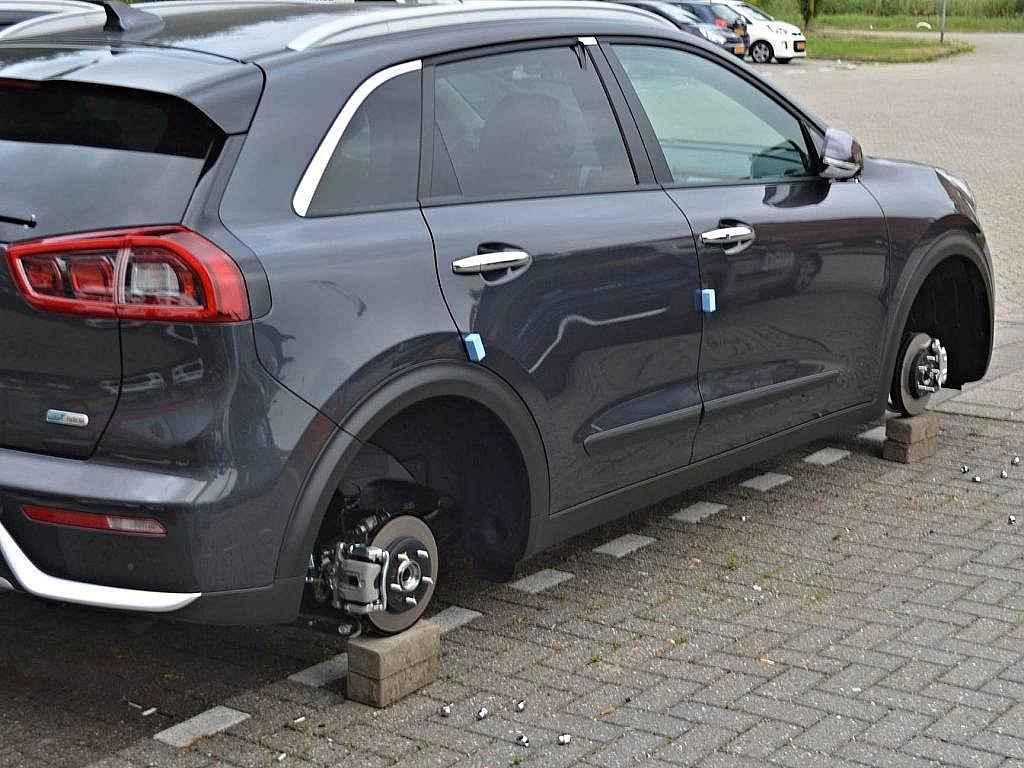 V nizozemském autosalonu Kia někdo z vozů ukradl 56 kol.