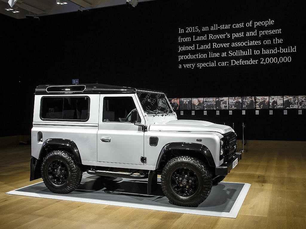 Dvoumiliontý Land Rover Defender byl vydražen za více než 14 milionů.