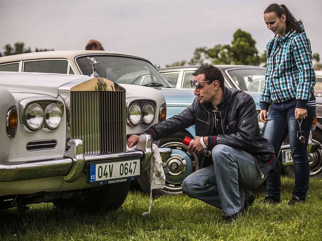 Desítky milovníků aut značek Rolls-Royce a Bentley se sešli 23. května v pražské Dubči na druhém setkání příznivců těchto luxusních aut v Česku. K vidění byly i další značky sportovních aut.