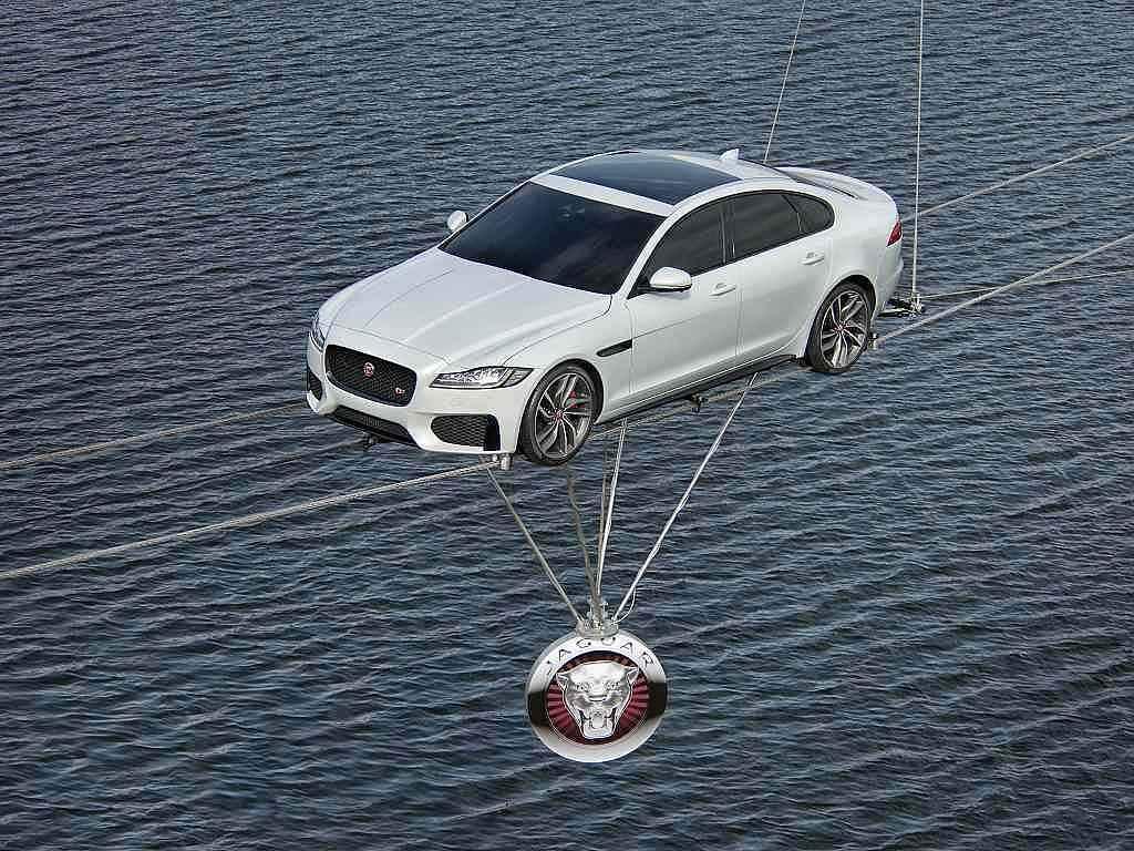 Jaguar XF.