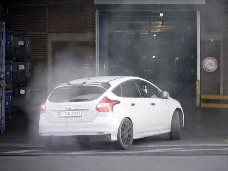 Ken Block prohnal nový Ford Focus RS v areálu automobilky.