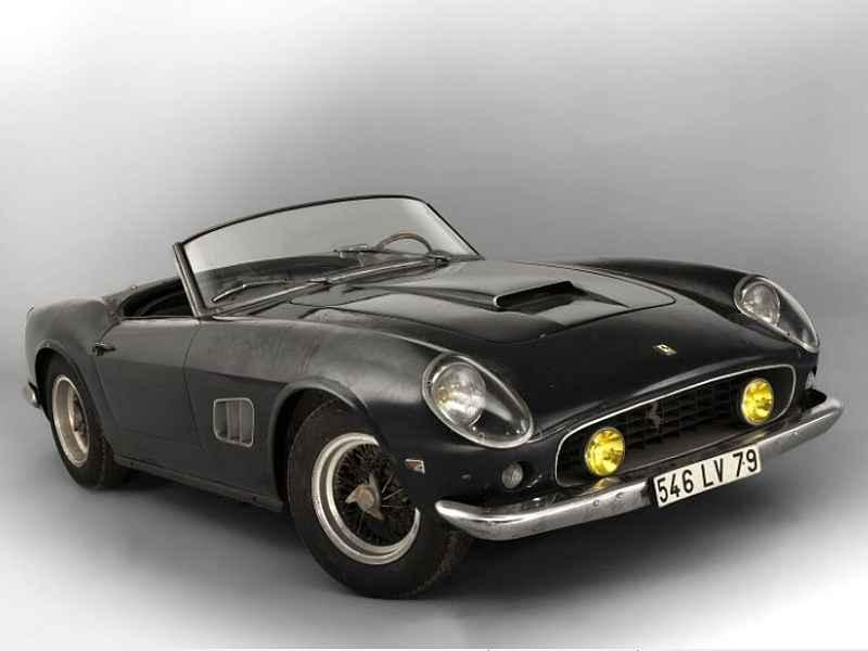 Ferrari 250 GT California Spider, které patřilo herci Alainu Delonovi.