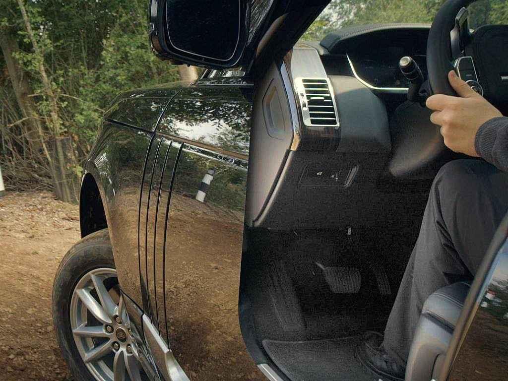 Modernizovaný Range Rover dostal systém All-Terrain Progress Control, který vylepšuje terénní schopnosti vozu.