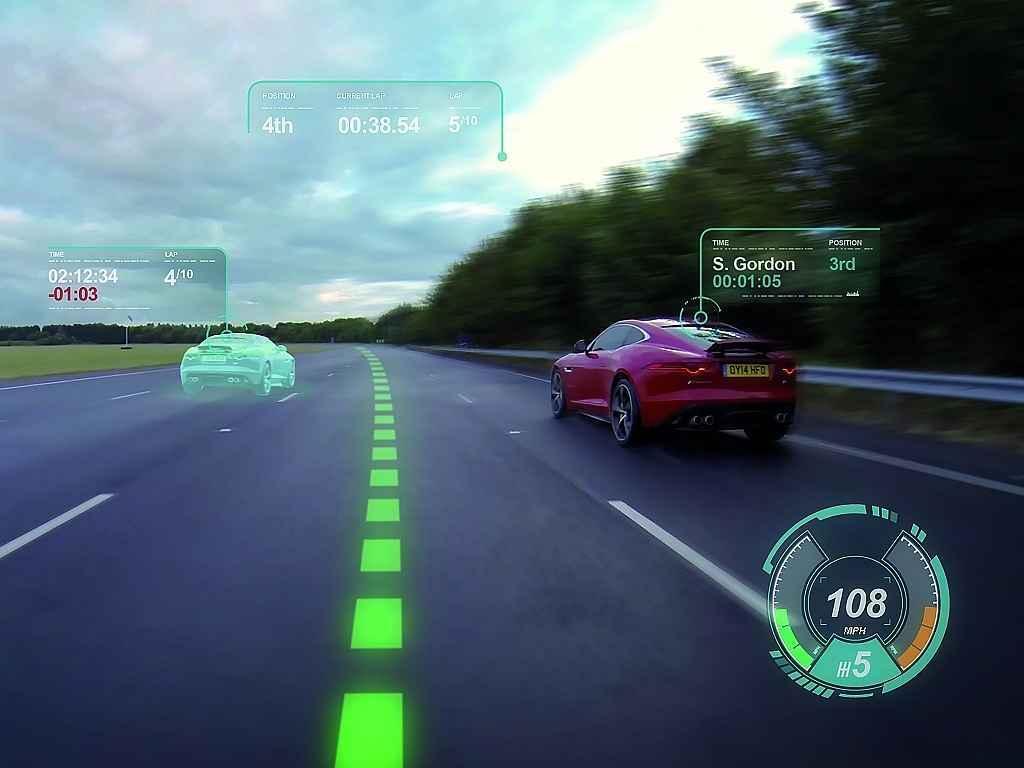 Jaguar Virtual Windscreen využívá celé čelní okno jako displej pro zobrazování ikon varování, rychlosti či navigace.