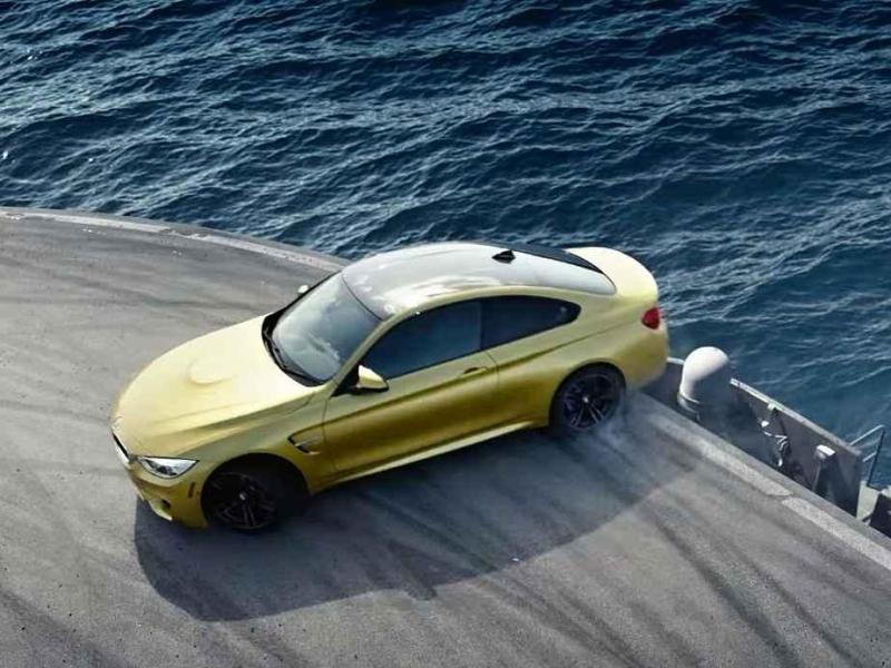 Reklama na nové BMW M4.