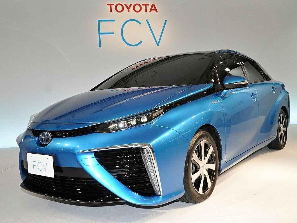 Toyota představila sedan poháněný palivovými články.