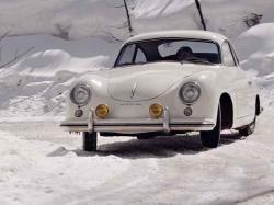 Jeff Zwart se baví za volantem svého Porsche 356 z roku 1953.