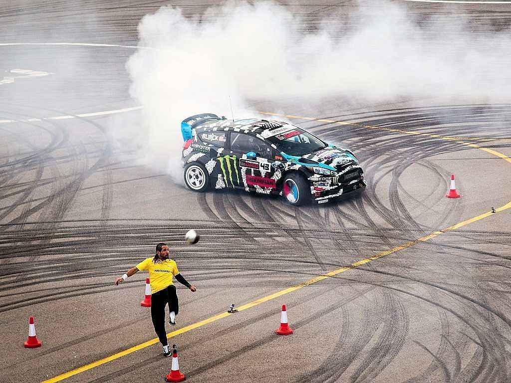 Americký šoumen Ken Block si zadováděl s partou fotbalistů.