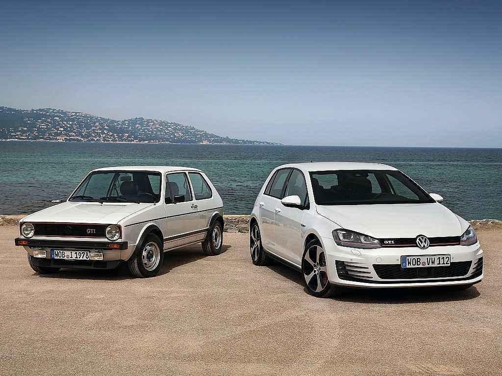 První a sedmá generace Volkswagenu Golf GTI.