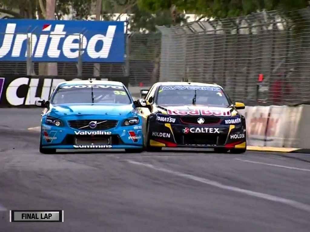 Australská série V8 Supercars nabídla neuvěřitelný souboj v posledním kole závodu.