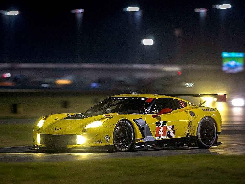 Chevrolet Corvette C7.R během slavného čtyřiadvacetiletého závodu v Daytoně.