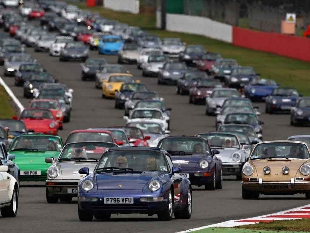 Na okruhu v Silverstone se ukázalo 1 208 vozů Porsche 911.