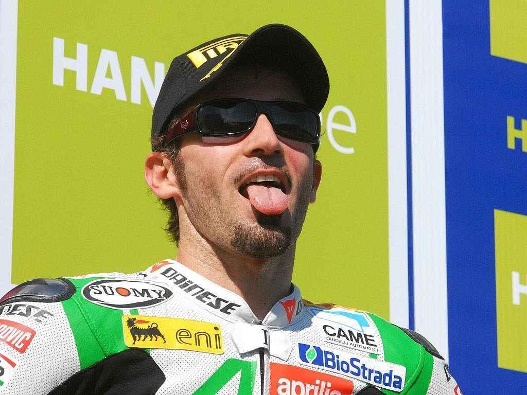 Max Biaggi při závodě mistrovství světa superbiků v Brně.