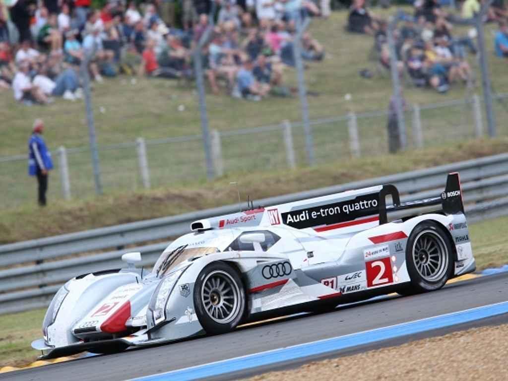 Vůz Audi R18 e-tron, který řídí jezdci Allan McNish, Rinaldo Capello a Tom Kristensen.