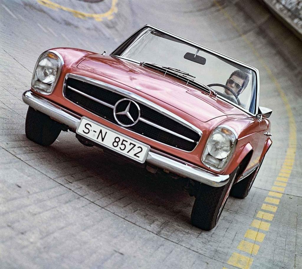 Dvoumístný kabriolet Mercedes 230 SL má přezdívku Pagoda. Vyráběl se v letech 1963 až 1971.