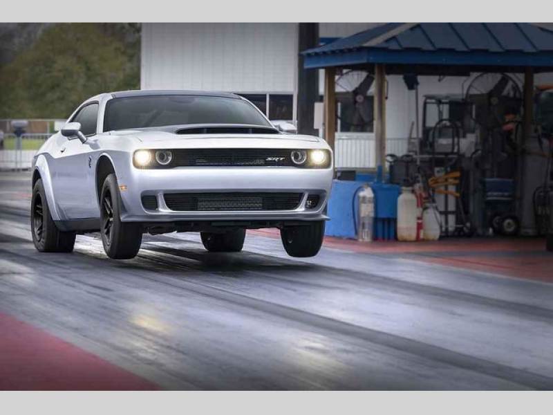 Dodge Challenger SRT Demon 170 se rychle staví na zadní
