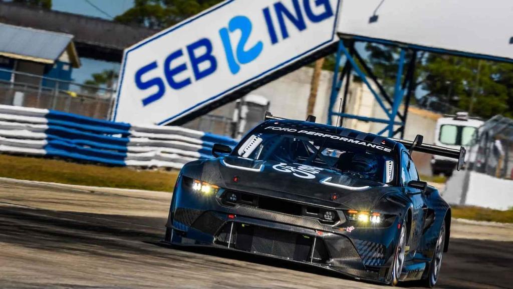 Závodní verze Fordu Mustang pro kategorii GT3 je k vidění na prvních fotkách a videu z testování na okruhu Sebring.