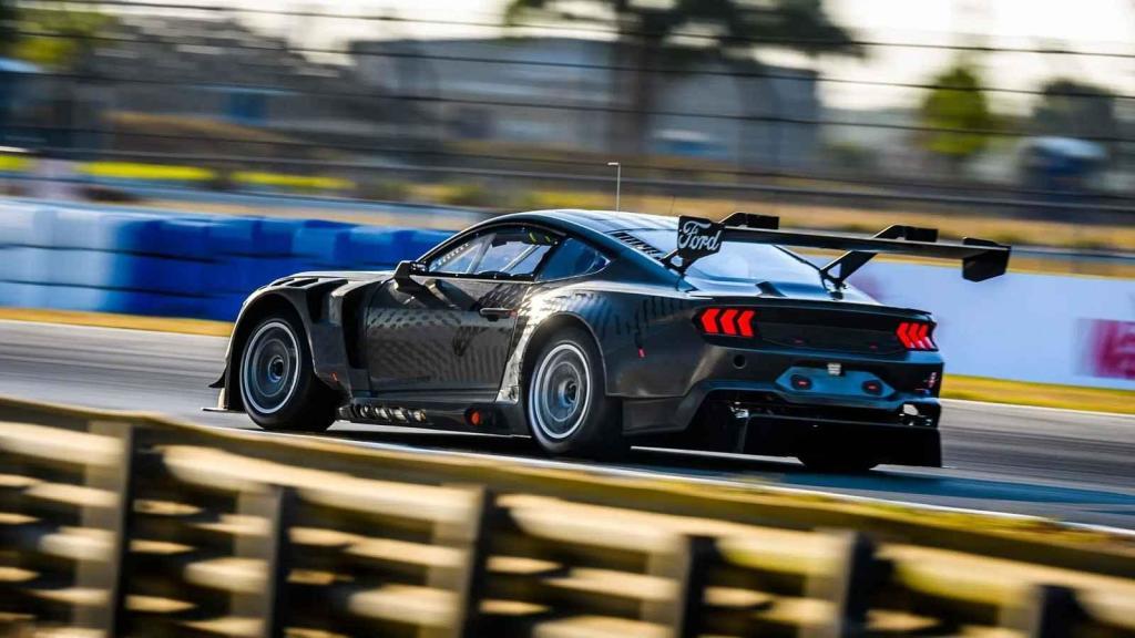 Svůj závodní debut si nová generace Mustangu zažije v lednu příštího roku, kdy se vydá na čtyřiadvacetihodinovku do Daytony.