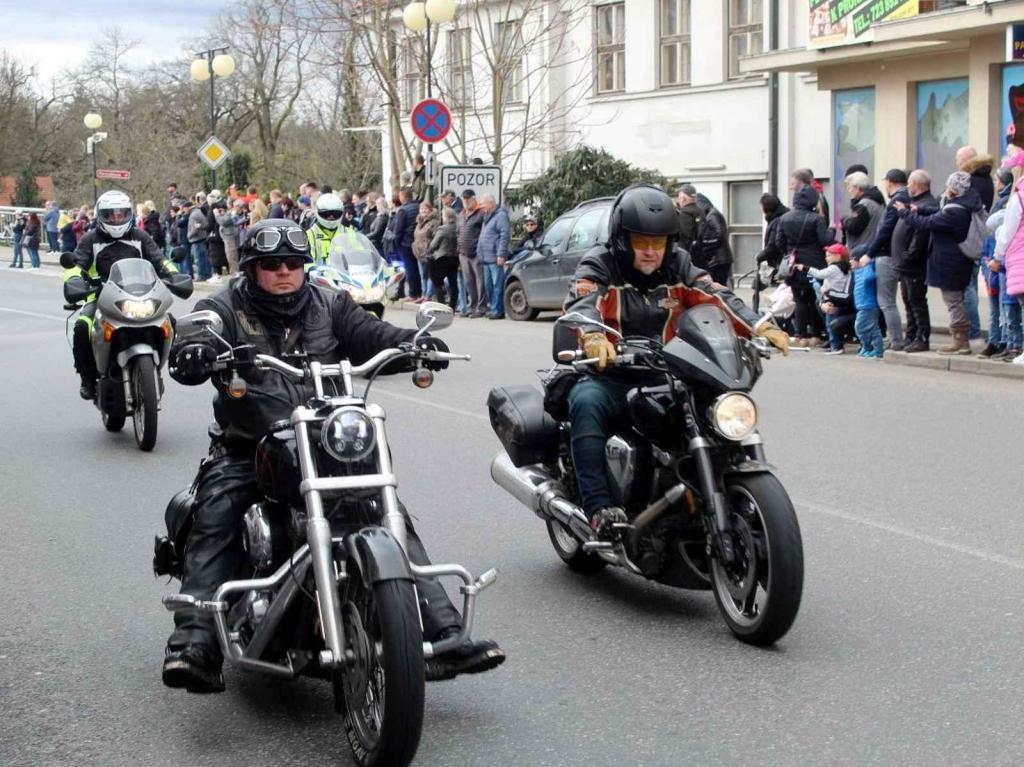 Z příjezdu spanilé jízdy motocyklů do Poděbrad.