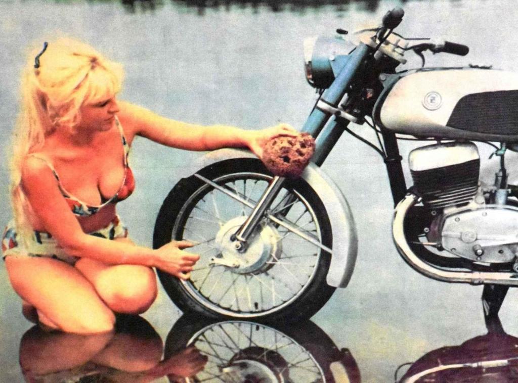 Takto se podle socialistického plakátu má pečovat o motocykly ČZ