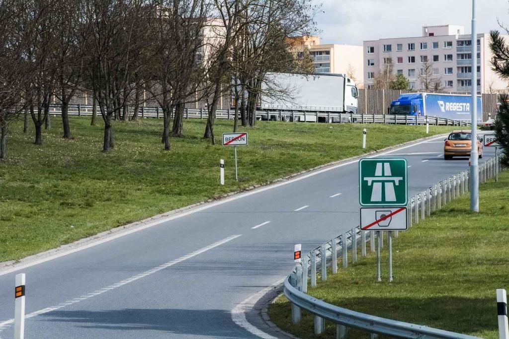 Za jízdu po dálnici bez dálniční známky hrozí na místě pokuta až pět tisíc korun.