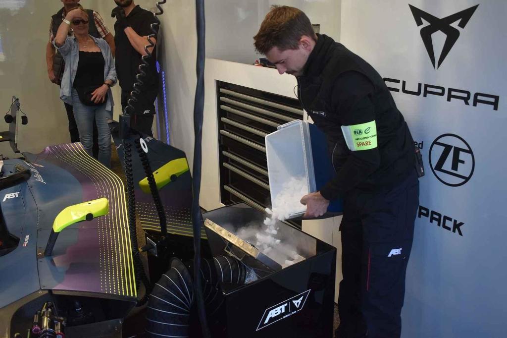 Při chlazení důležitých dílů přijde ke slovu i běžný led