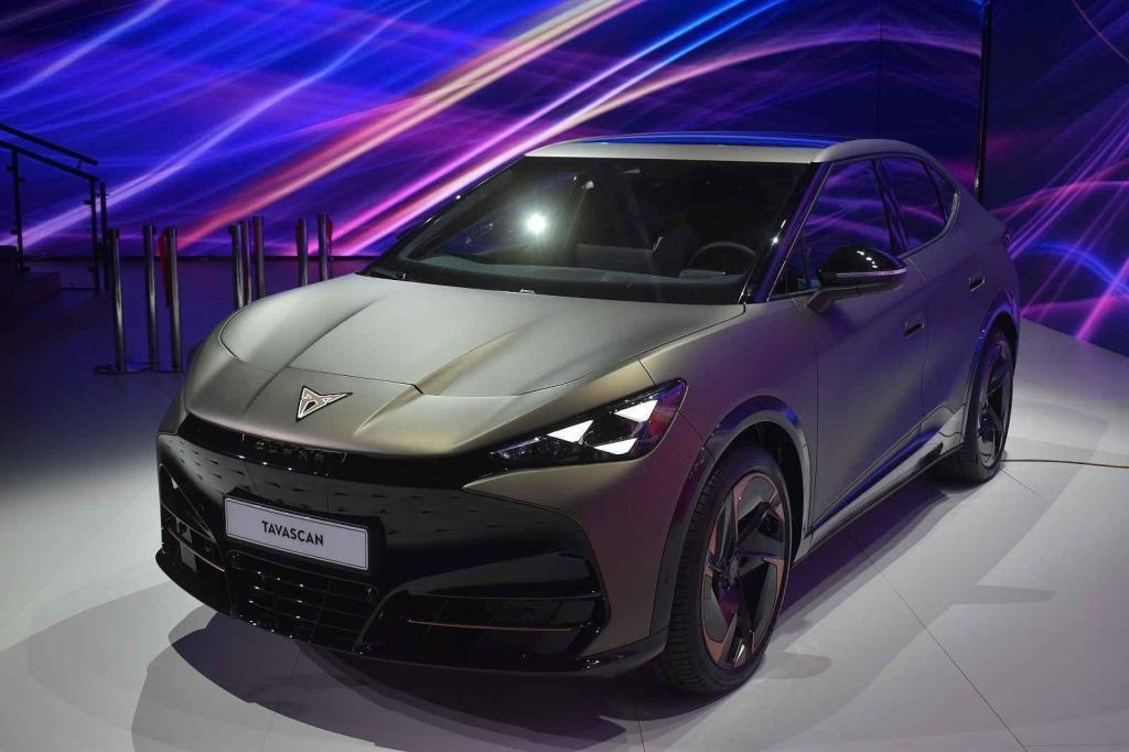 Během závodního víkendu měla premiéru také nová Cupra Tavascan