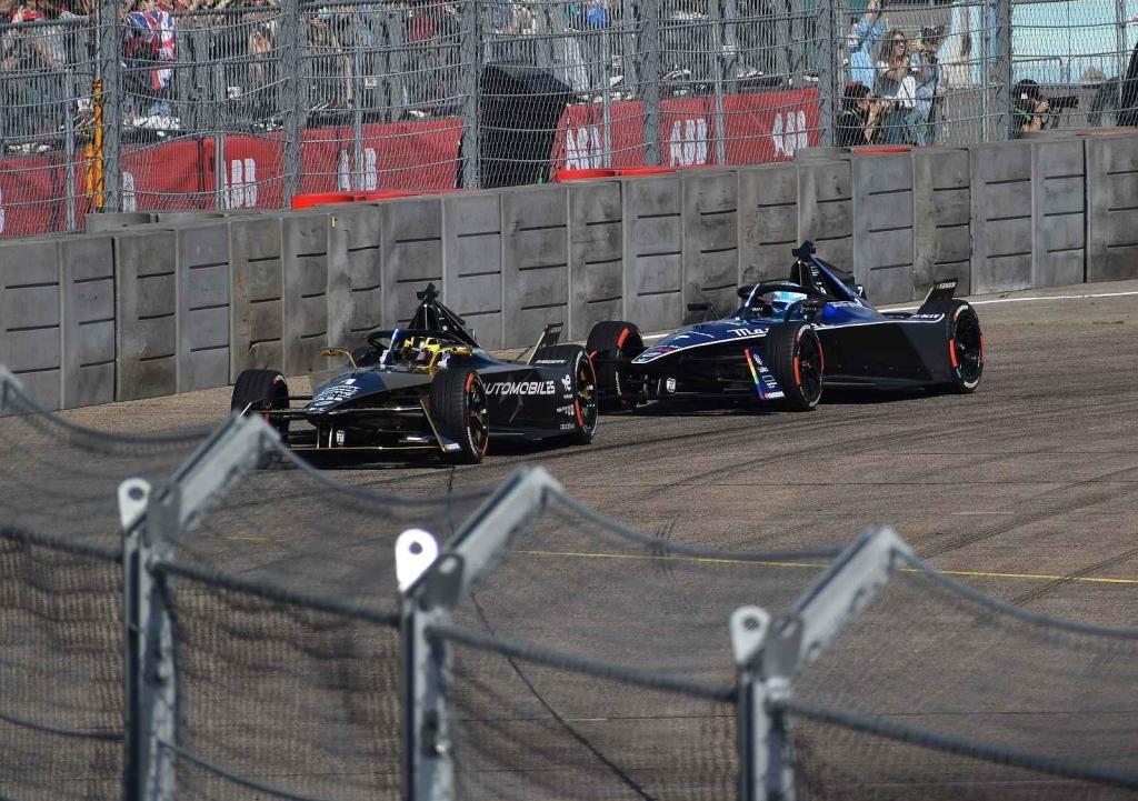Zde jsou v těsném souboji jezdci stájí DS a Maserati
