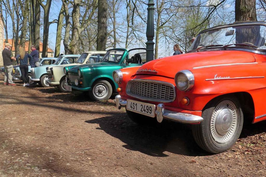 Kulatá světla, blýskající se chromy, brumlavé motory. Majitelům historických skvostů vyšla jejich první letošní projížďka na jedničku.