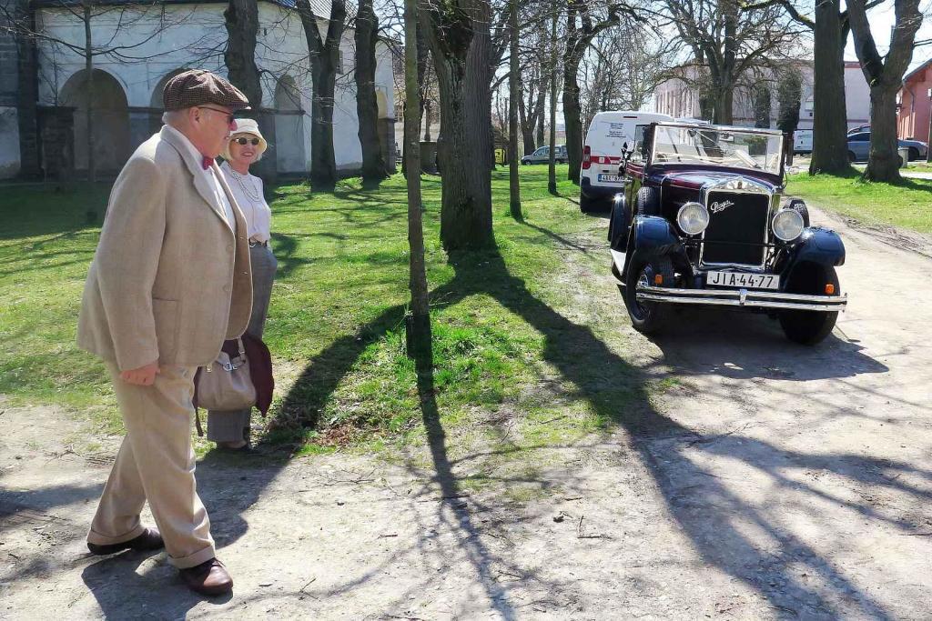 Kulatá světla, blýskající se chromy, brumlavé motory. Majitelům historických skvostů vyšla jejich první letošní projížďka na jedničku.
