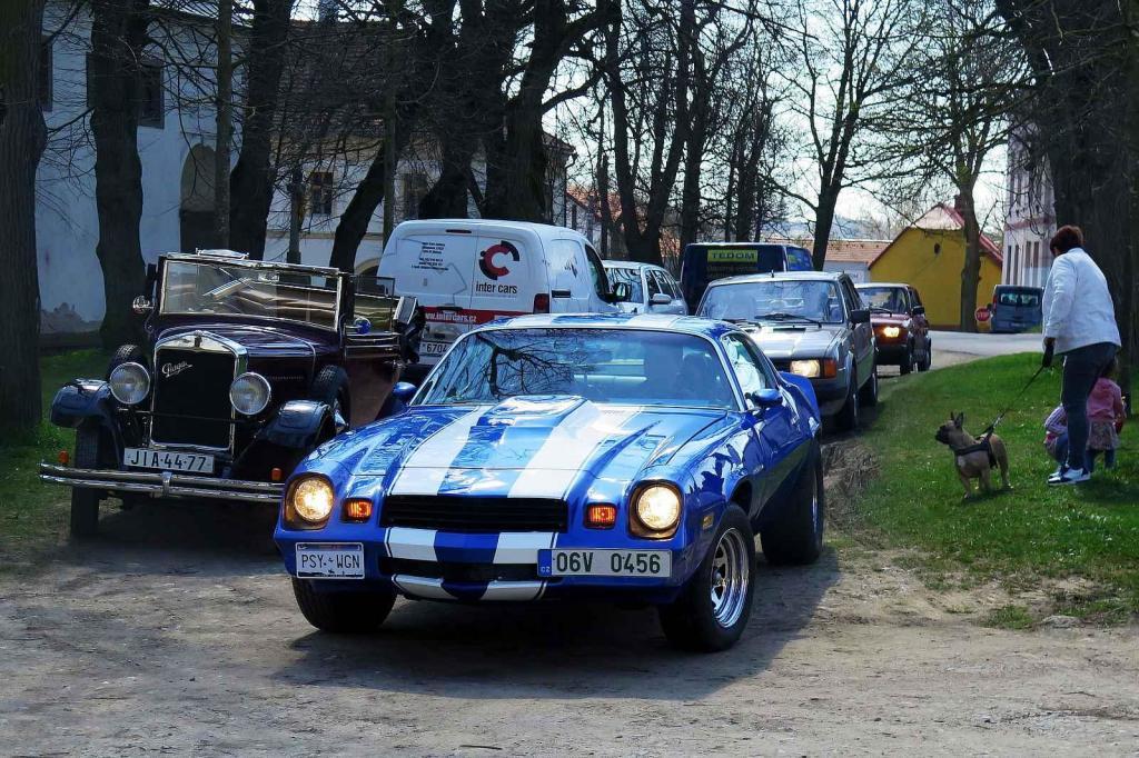 Kulatá světla, blýskající se chromy, brumlavé motory. Majitelům historických skvostů vyšla jejich první letošní projížďka na jedničku.