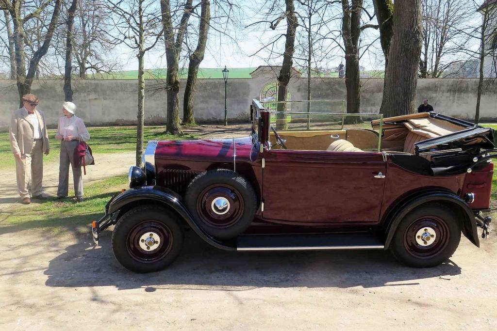 Kulatá světla, blýskající se chromy, brumlavé motory. Majitelům historických skvostů vyšla jejich první letošní projížďka na jedničku.
